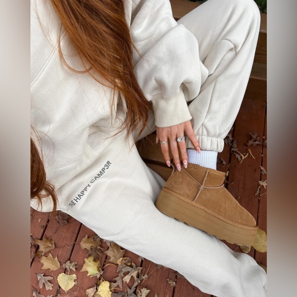 The Happy Camp3r cloud sweatpants beige embroidered soft joggers pockets fleece - Picture 7 of 8